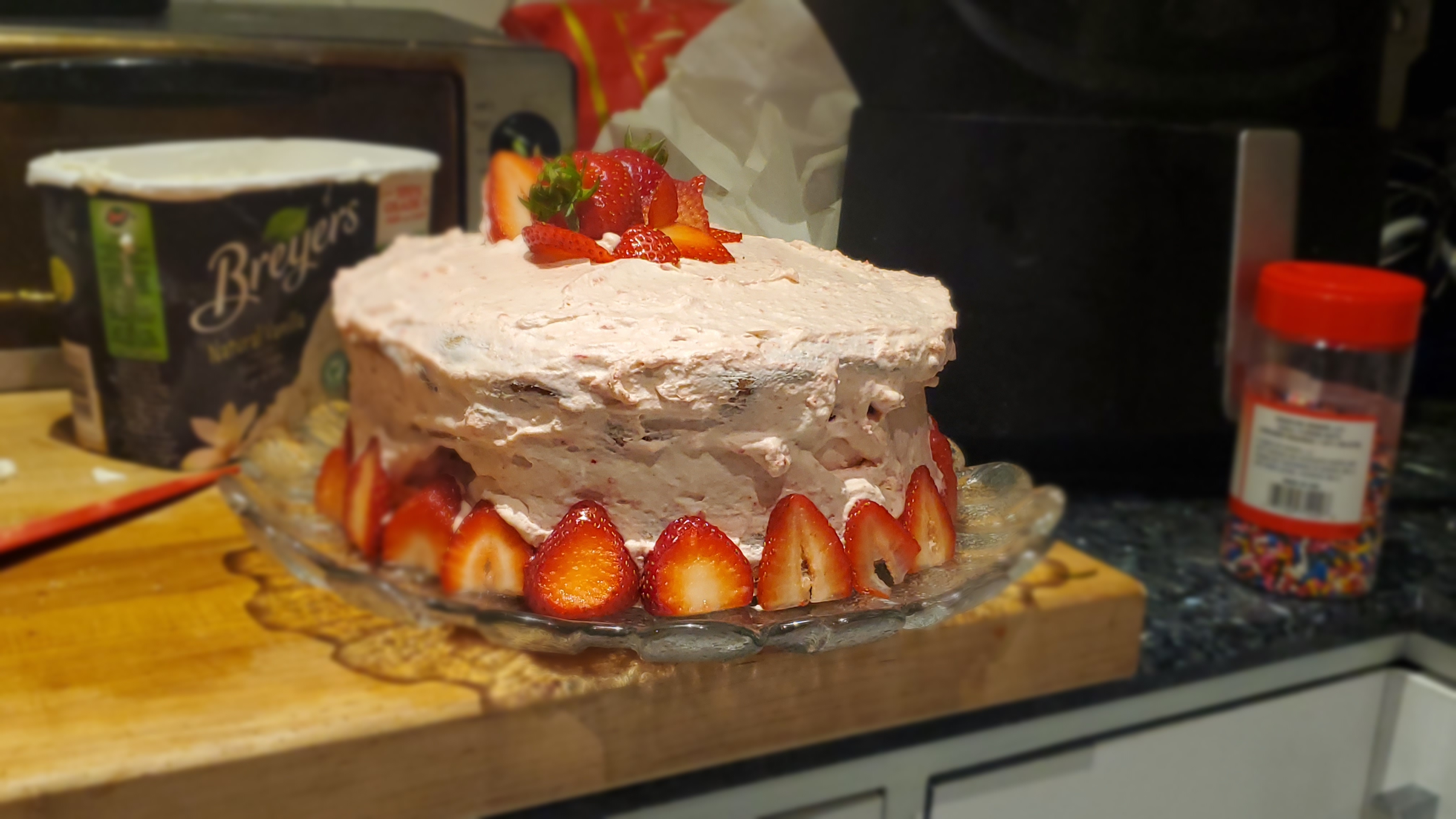 Strawberry cake with fresh strawberries